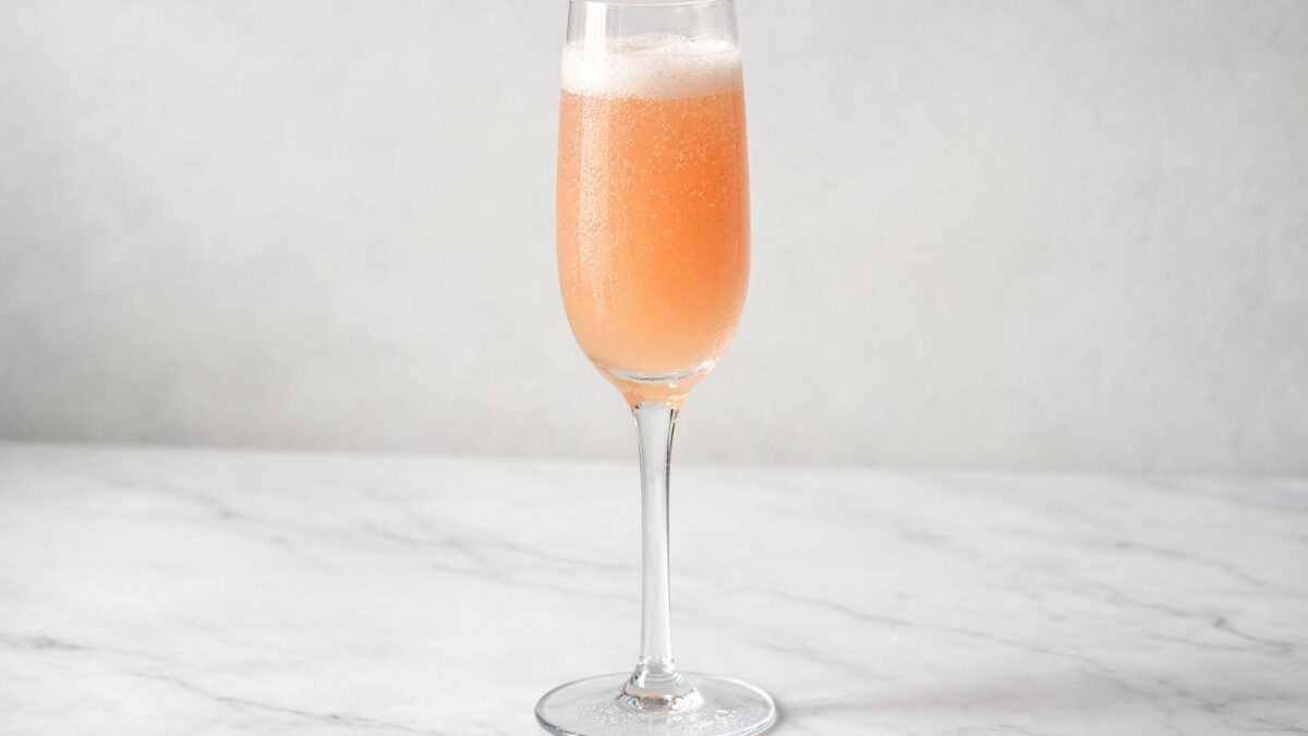 Bellini den perfekta sommarförfriskningen som väcker glädje hos varje gäst runt bordet.