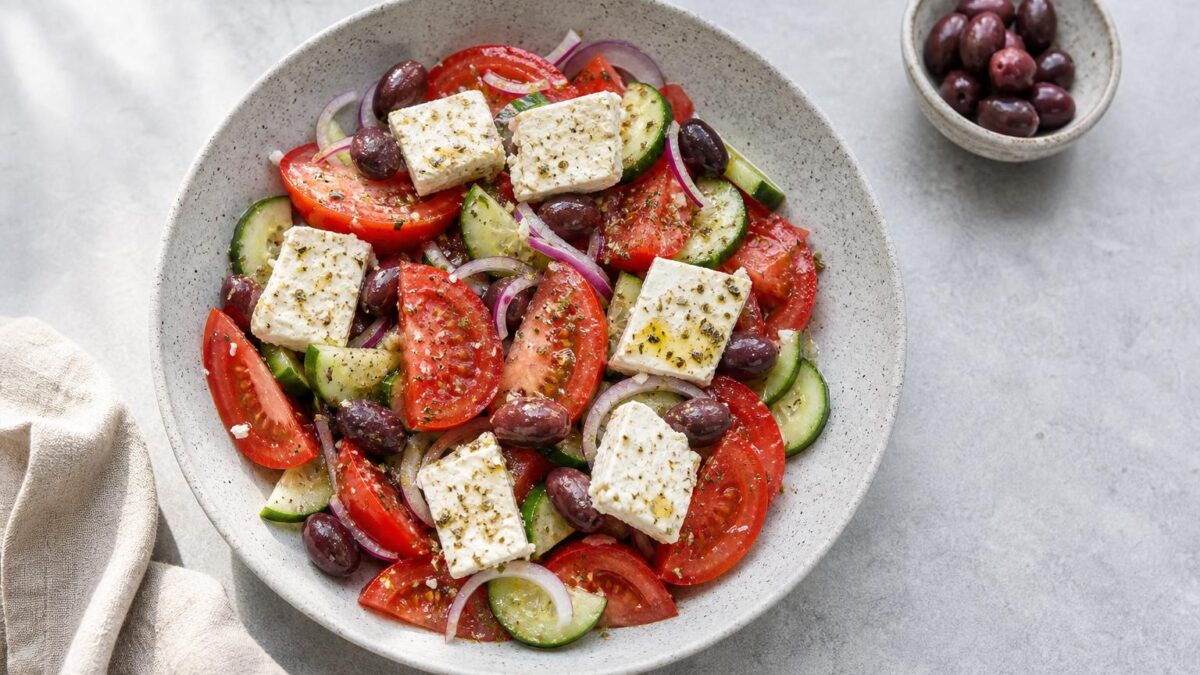 Grekisk sallad ger en fräsch sommarkänsla för glada måltider