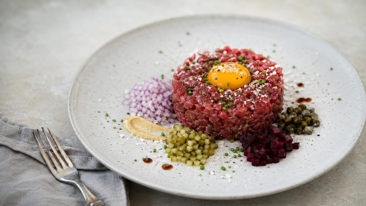 Klassisk råbiff – den perfekta lunchen för lata sommardagar.