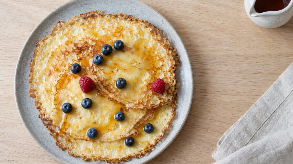 Pannkakor med lönnsirap, den perfekta starten för en avkopplande brunch.