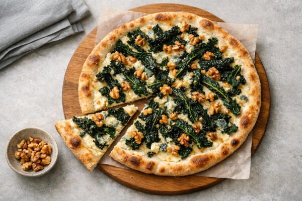 Pizza bianco med svartkål och ädelost