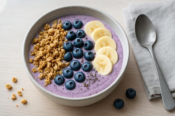 Smoothiebowl med blåbär, banan och granola