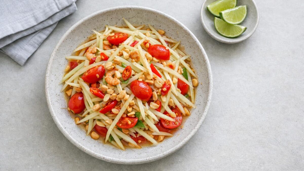 Som tam (grön papayasallad) - den friska, syrliga måltiden för sommarens smakäventyr
