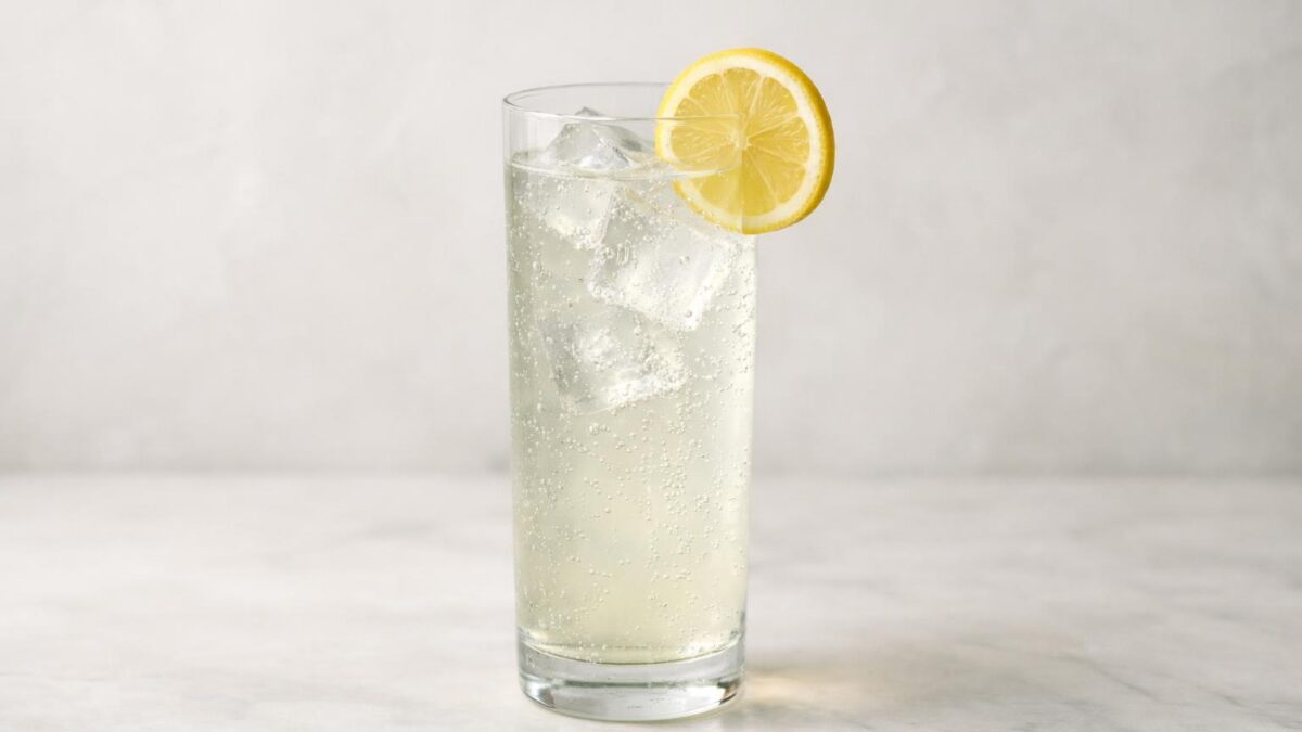 Tom Collins sprudlar med friskhet och sommarkänsla för alla tillfällen.